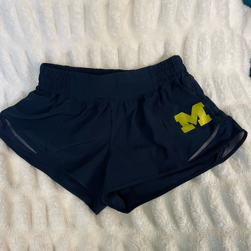 Lululemon Hotty Hot branded U of M Shorts (6)